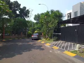 Rumah huk with swimming pool  dijual di Puspita Loka BSD CITY