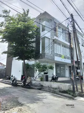 Ruko 3 Lantai Lokasi Strategis Dijual, di Renon