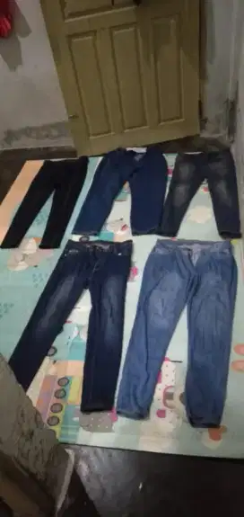 Di jual 5 buah celana cew ada kain,jeans,karet dll murah aja  no 30