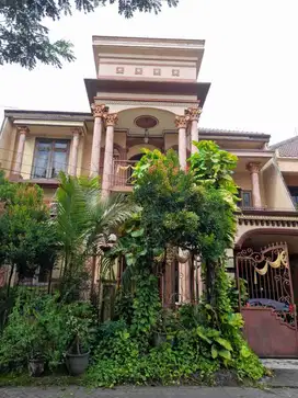 RUMAH MEWAH DEKAT MASJID AGUNG GAYUNGAN