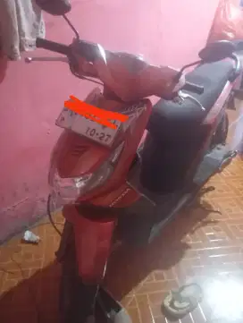 Honda Beat merah tahun 2011, kondisi bagus.