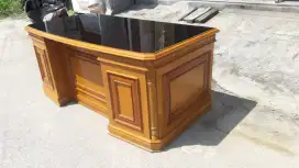 Meja kerja direktur mewah kayu