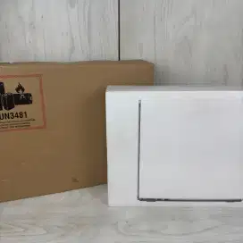 Macbook Air M3 Ram 8 Ssd 512 layar 13 inch lengkap BNIB grey IBOX