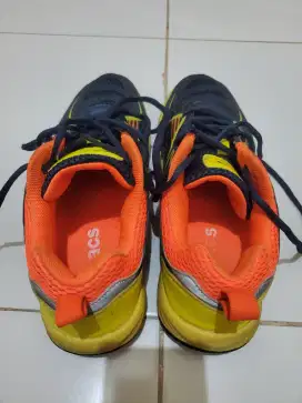Sepatu badminton apacs