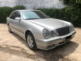 Tangan Pertama Mobil Koleksi Mercedes-Benz E260 (2000) Bandung