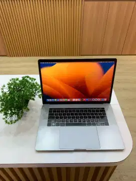 Macbook pro 2017 15in i7 16gb 256gb murmer