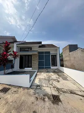 RUMAH FASILITAS LENGKAP CARPORT LUAS PLUS HALAMAN BELAKANG