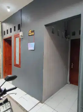 Kontrakan Abu-Abu ada 2 pintu