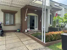 Rumah Cantik Fully Furnished Depan Taman Di Royal Tajur