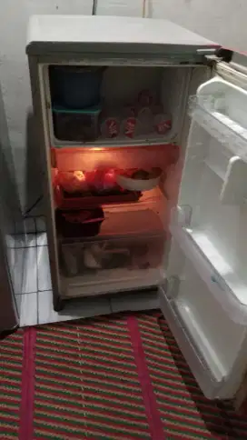 punya kulkas 1 pintu merek Toshiba Gracio