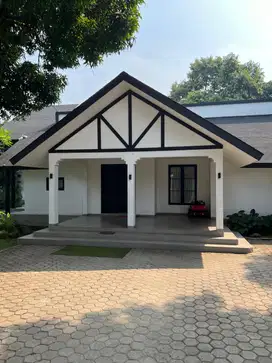 Rumah Tanah Luas Lokasi Pinggir Jalan di Menjangan Raya