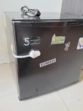 Kulkas mini bar midea