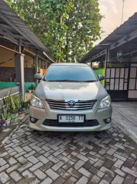 Toyota kijang innova type V M/T bensin tahun 2013 warna silver metalik