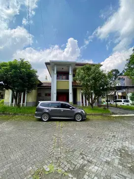 RUMAH HOOK DENGAN TANAH LUAS DALAM PERUMAHAN DI JALAN MAGELANG KM 16
