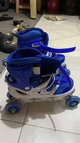 Sepatu anak roda 4