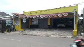 Jual rumah ex showroom lokasi pinggir jalan raya Ciereng Subang