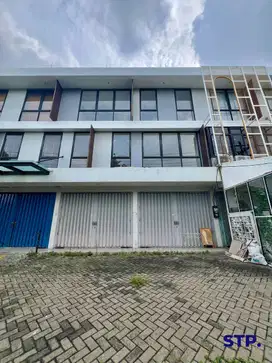 Ruko baru 3 lantai di Manyar Jaya