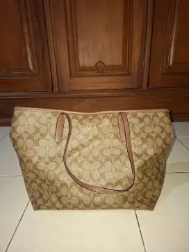 Coach City Tote In Signature Canvas