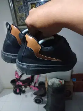 Dijual cepat. Sepatu fashion fullblack muluss kaya baru