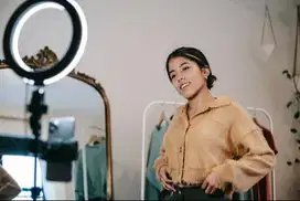 HOST LIVE SHOPPING TIKTOK ( 4 orang )