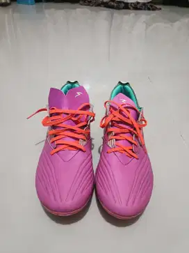 Di jual sepatu bola specs UK 45, seperti baru