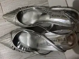 Heels warna silver