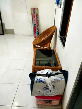 Meja rotan atas kaca