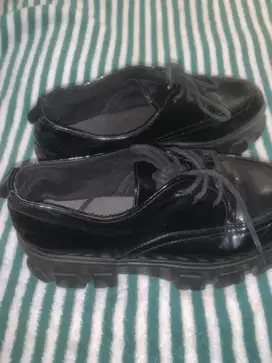 sepatu hitam tinggi ukuran 36