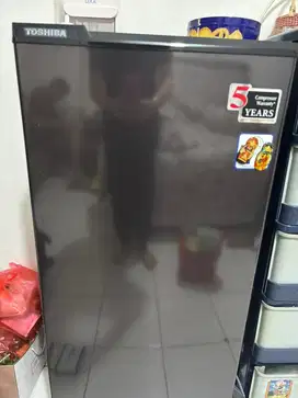 Kulkas Toshiba 160 L / baru 1 thn pemakaian