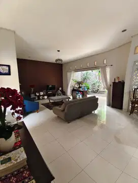Rumah Dengan Taman Indoor Strategis Di Jatikramat Bekasi
