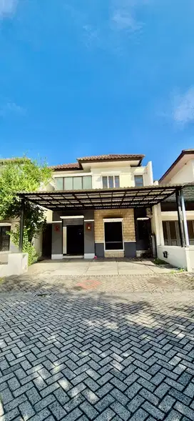 DISEWAKAN RUMAH ROYAL RESIDENCE 2LT 4KT SEMI FURNISH BAGUS WIYUNG