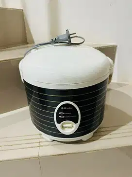 Rice Cooker/Magicom Miyako 1.8 L dan Pemanas Normal siap pakai bagus