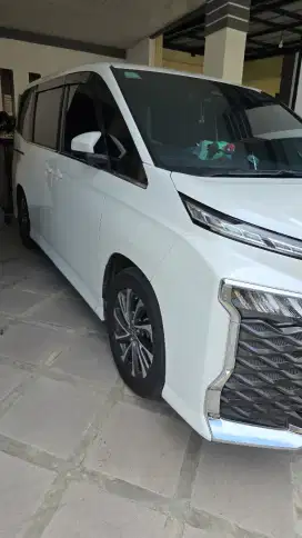 Toyota voxy 2023 putih