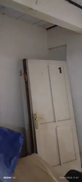Pintu bekas kost