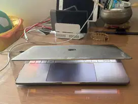 Macbook Pro2018, TouchBar,  i5, 8G, Battery Normal, Dos masih ada