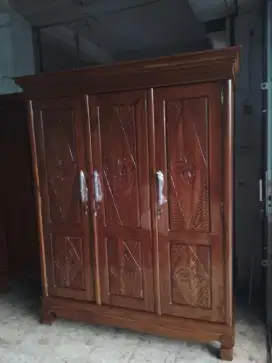 Lemari Pakaian Baju 3 Pintu Kayu Jati