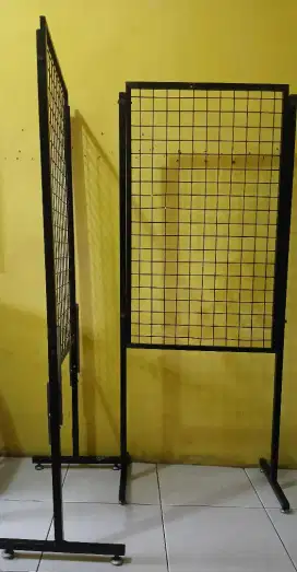 hanger besi ram kawat set dengan kaki satu pasang