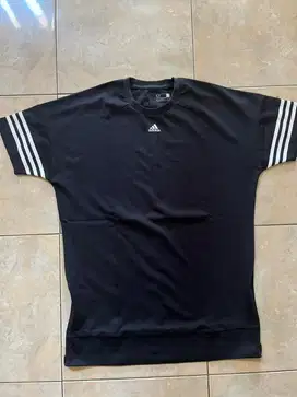 Adidas oversized Tshirt (M)