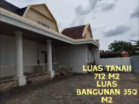 Rumah Mewah Gaya Kolonial LB/LT 365/715 m² diLemabang, Parkir 9 Mobil