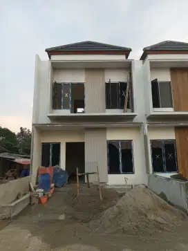 RUMAH BARU LOKASI PINGGIR JALAN RAYA UTAMA DI LALUI ANGKUTAN UMUM