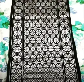 Selendang hitam tenun Songket Bali