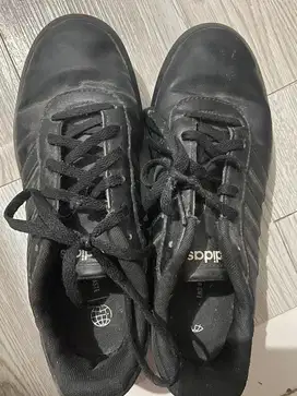 Sepatu adidas hitam