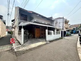 Dijual Rumah Siap Huni Depan Taman, Lokasi Strategis Daerah Tebet