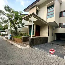 TOWN HOUSE EKSKLUSIF DENGAN LINGKUNGAN YANG AMAN DAN NYAMAN