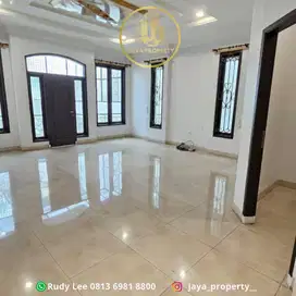 Dijual Villa Lokasi Sangat Strategis Grand Polonia