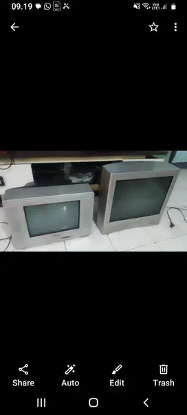 Dua tv tabung sharp dan jvc
