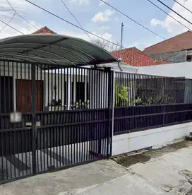 Rumah Bangunan 1.5 Lantai di Kupang Indah Row Jalan Lebar