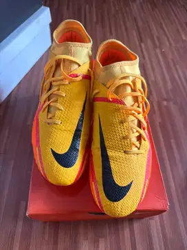 Sepatu bola original nike phantom size us 9.5/ uk 8.5/ eur 43