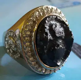 Batu Satam Hitam Meteorite Permukaannya Berbentuk Seperti Angka 8