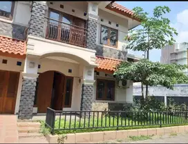 Di jual rumah bagus 2 lantai siap huni, posisi hook di Seturan